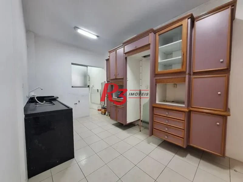 Amplo apartamento de 2 quartos à venda em frente à praia do Gonzaguinha.