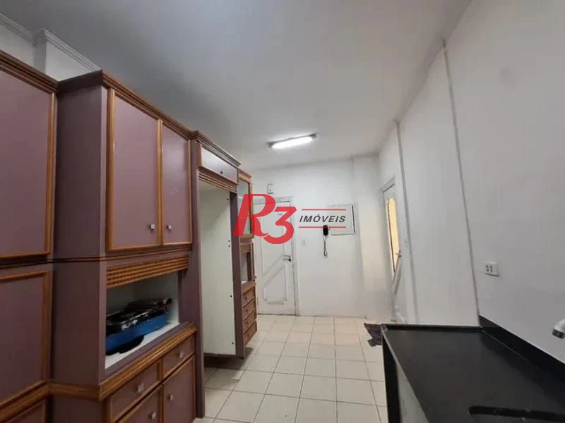 Amplo apartamento de 2 quartos à venda em frente à praia do Gonzaguinha.