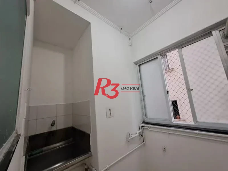 Amplo apartamento de 2 quartos à venda em frente à praia do Gonzaguinha.