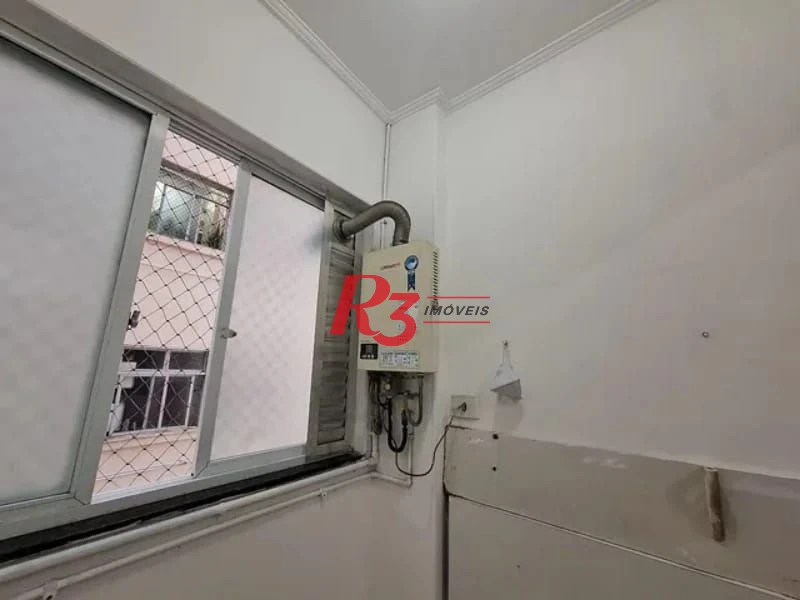 Amplo apartamento de 2 quartos à venda em frente à praia do Gonzaguinha.