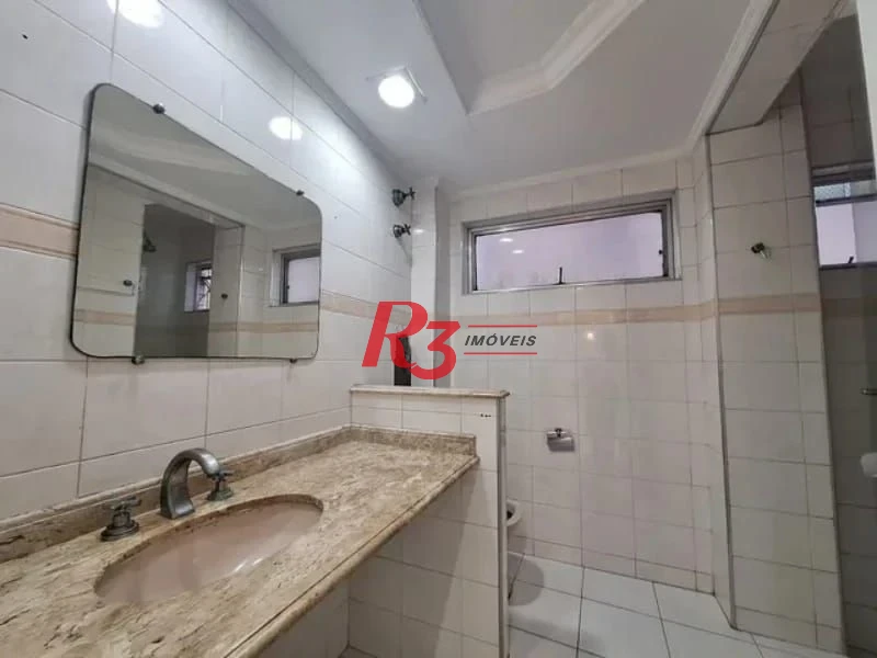 Amplo apartamento de 2 quartos à venda em frente à praia do Gonzaguinha.