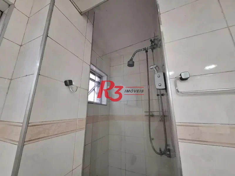 Amplo apartamento de 2 quartos à venda em frente à praia do Gonzaguinha.