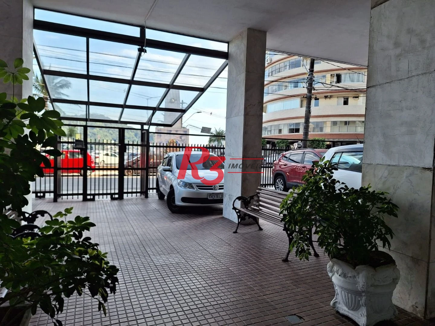 Amplo apartamento de 2 quartos à venda em frente à praia do Gonzaguinha.