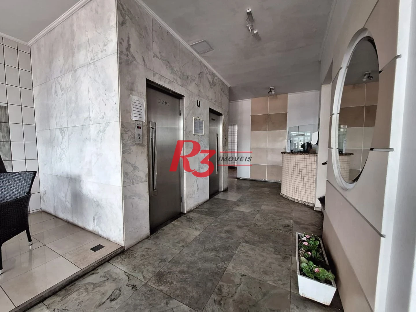 Amplo apartamento de 2 quartos à venda em frente à praia do Gonzaguinha.