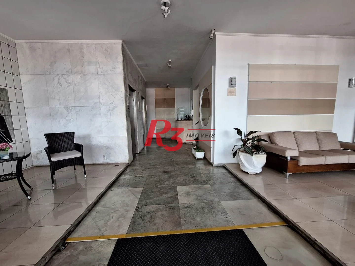 Amplo apartamento de 2 quartos à venda em frente à praia do Gonzaguinha.