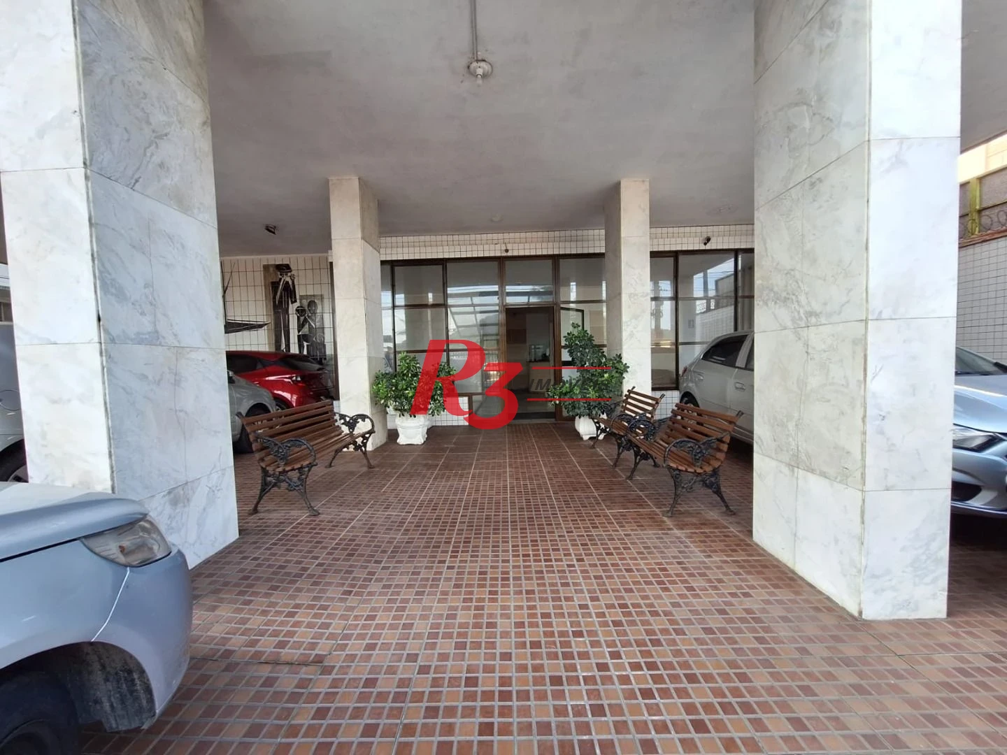 Amplo apartamento de 2 quartos à venda em frente à praia do Gonzaguinha.