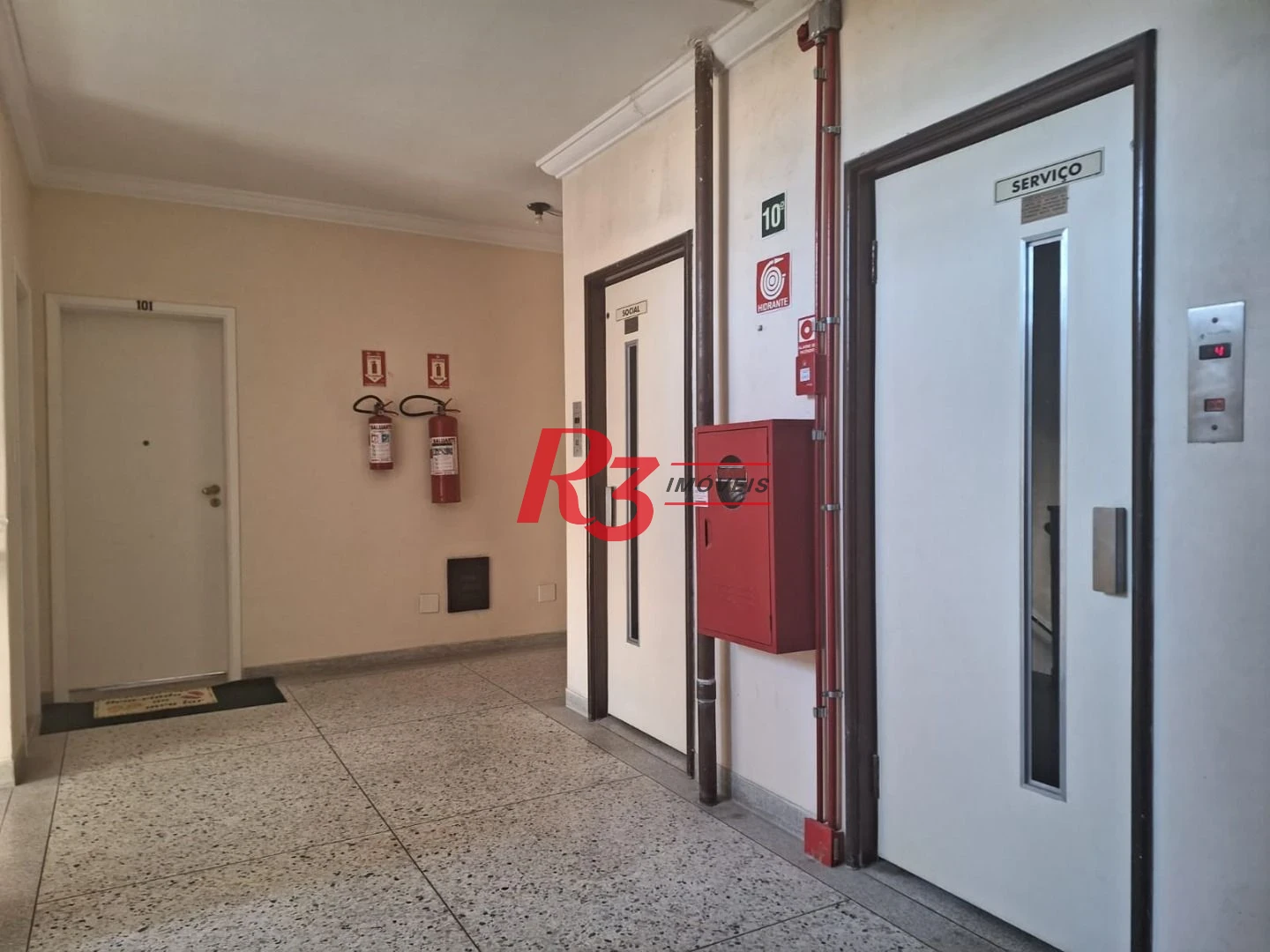 Amplo apartamento de 2 quartos à venda em frente à praia do Gonzaguinha.