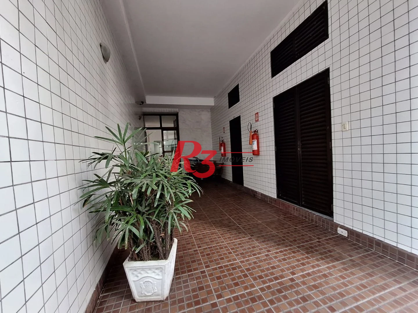 Amplo apartamento de 2 quartos à venda em frente à praia do Gonzaguinha.