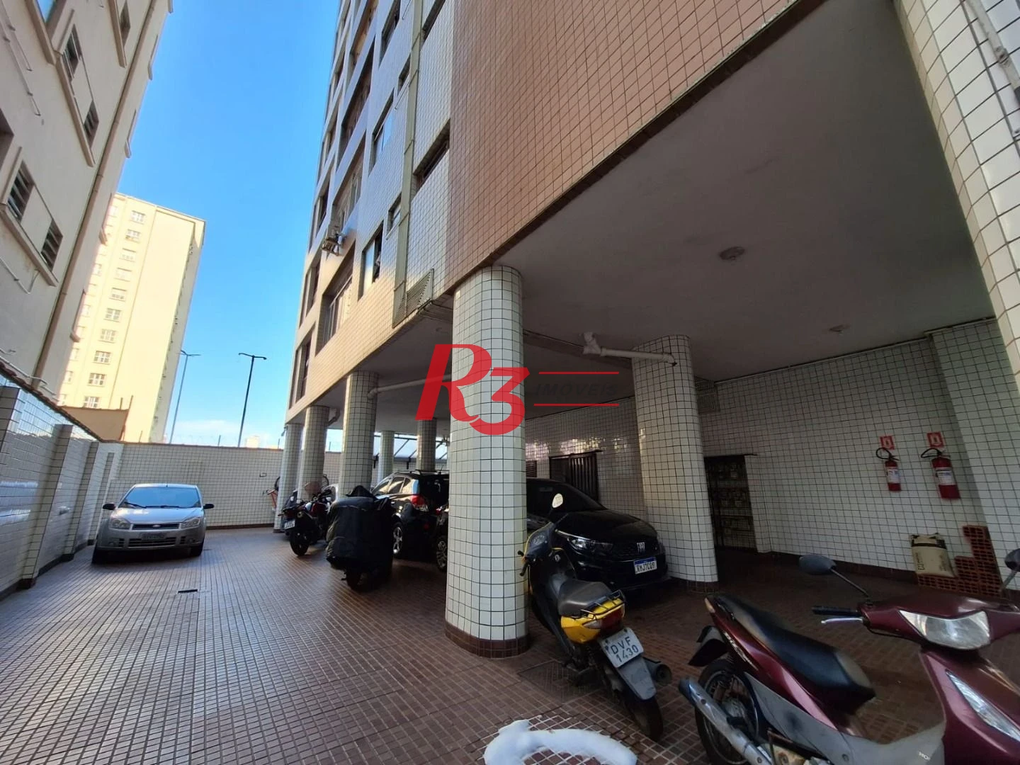 Amplo apartamento de 2 quartos à venda em frente à praia do Gonzaguinha.