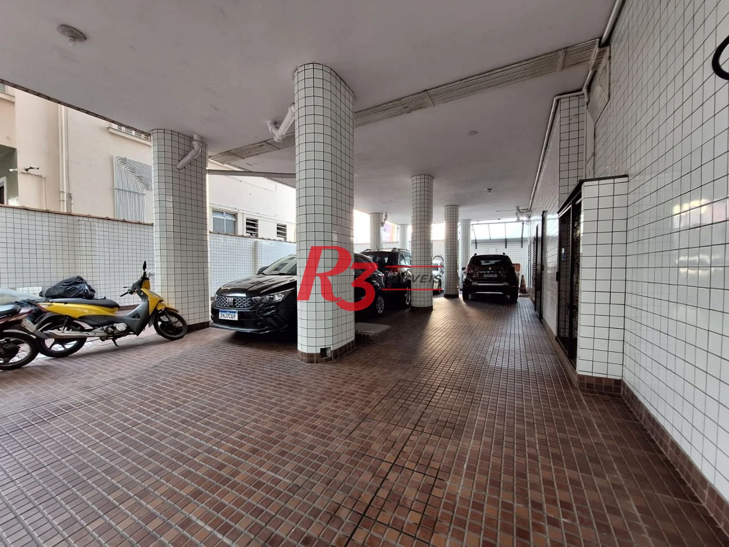 Amplo apartamento de 2 quartos à venda em frente à praia do Gonzaguinha.