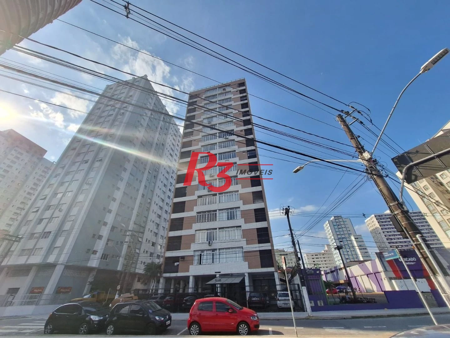 Amplo apartamento de 2 quartos à venda em frente à praia do Gonzaguinha.