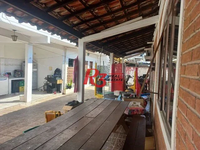 Casa à venda na Vila Voturuá em São Vicente.
