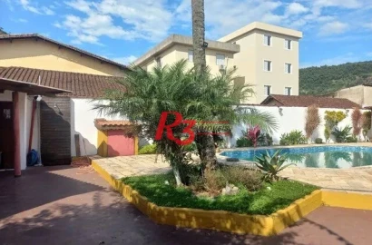 Casa à venda na Vila Voturuá em São Vicente.