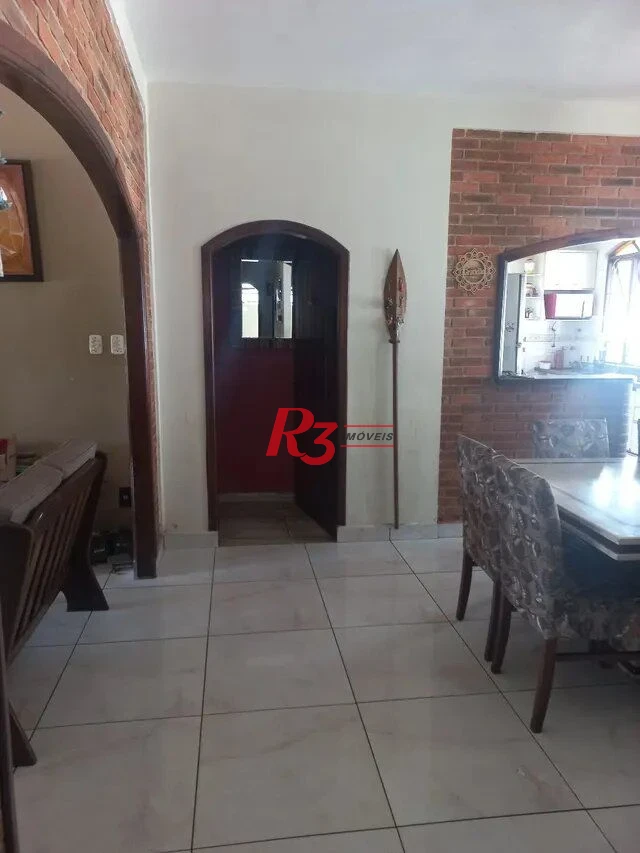 Casa à venda na Vila Voturuá em São Vicente.