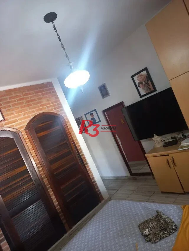 Casa à venda na Vila Voturuá em São Vicente.
