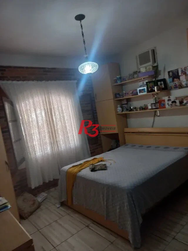 Casa à venda na Vila Voturuá em São Vicente.
