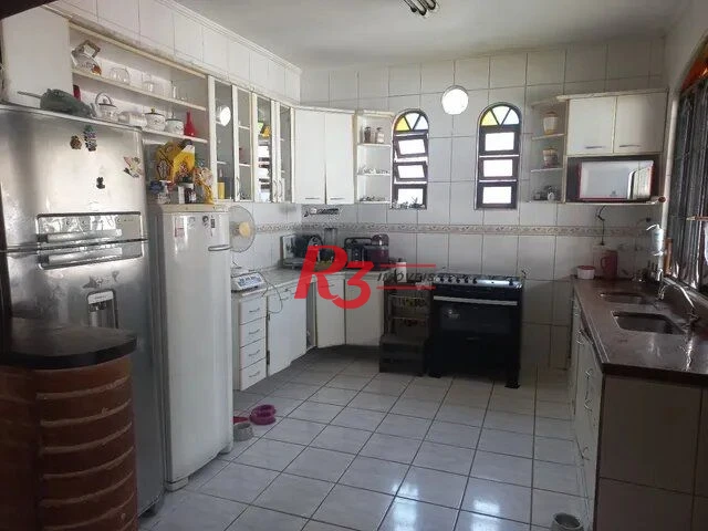 Casa à venda na Vila Voturuá em São Vicente.