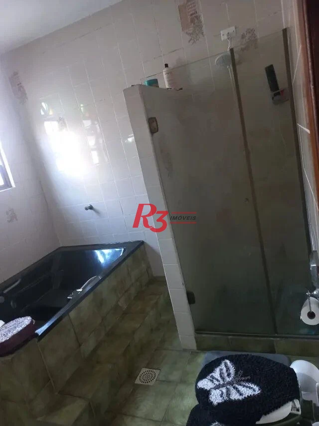 Casa à venda na Vila Voturuá em São Vicente.