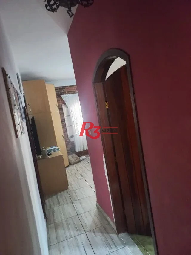 Casa à venda na Vila Voturuá em São Vicente.