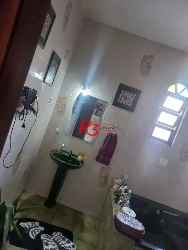 Casa à venda na Vila Voturuá em São Vicente.
