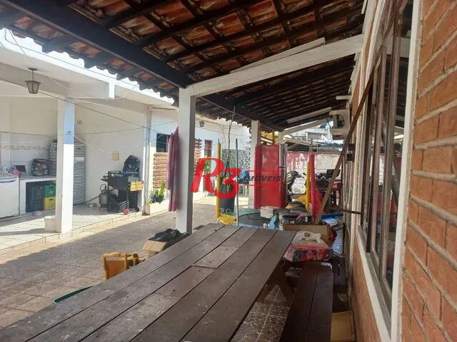 Casa à venda na Vila Voturuá em São Vicente.