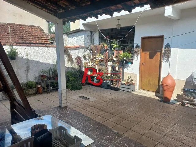 Casa à venda na Vila Voturuá em São Vicente.