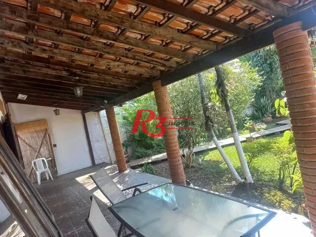 Casa à venda na Vila Voturuá em São Vicente.