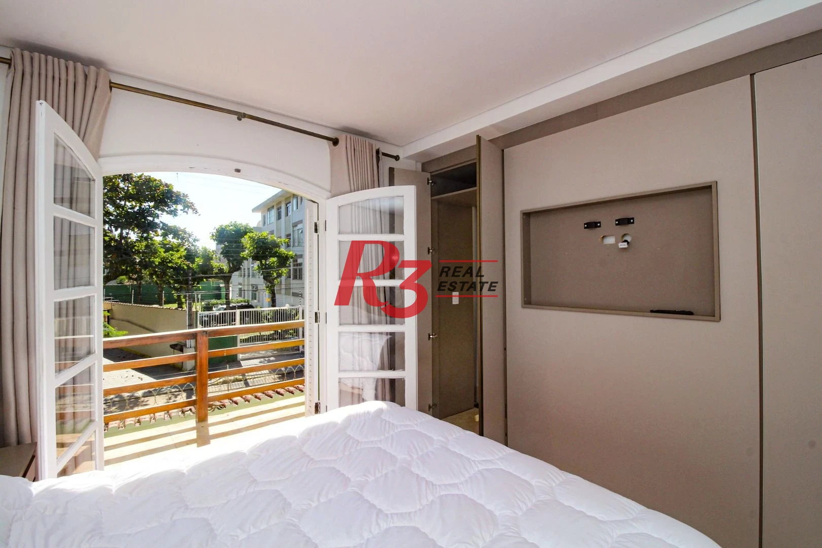 Casa com 3 dormitórios , 200 m² por R$ 1.180.000  e locação R$ 7.000,00 -  Praia da Enseada -  Guarujá/SP