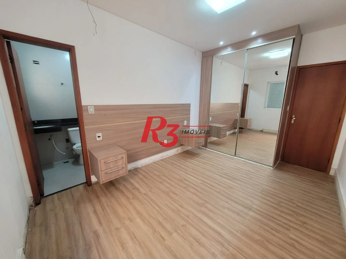Casa com 3 dormitórios à venda, 160 m² por R$ 1.000.000,00 - Estuário - Santos/SP