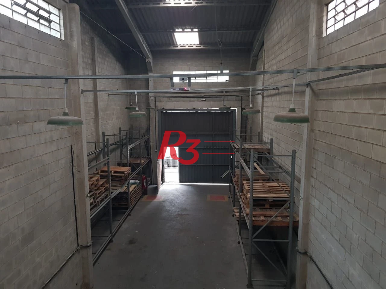 Oportunidade para locação ou compra, no Paque´ta, em Santos, com 240 m² de área útil, rota de saída do Centro, próximo ao cais, acesso pra caminhões!!