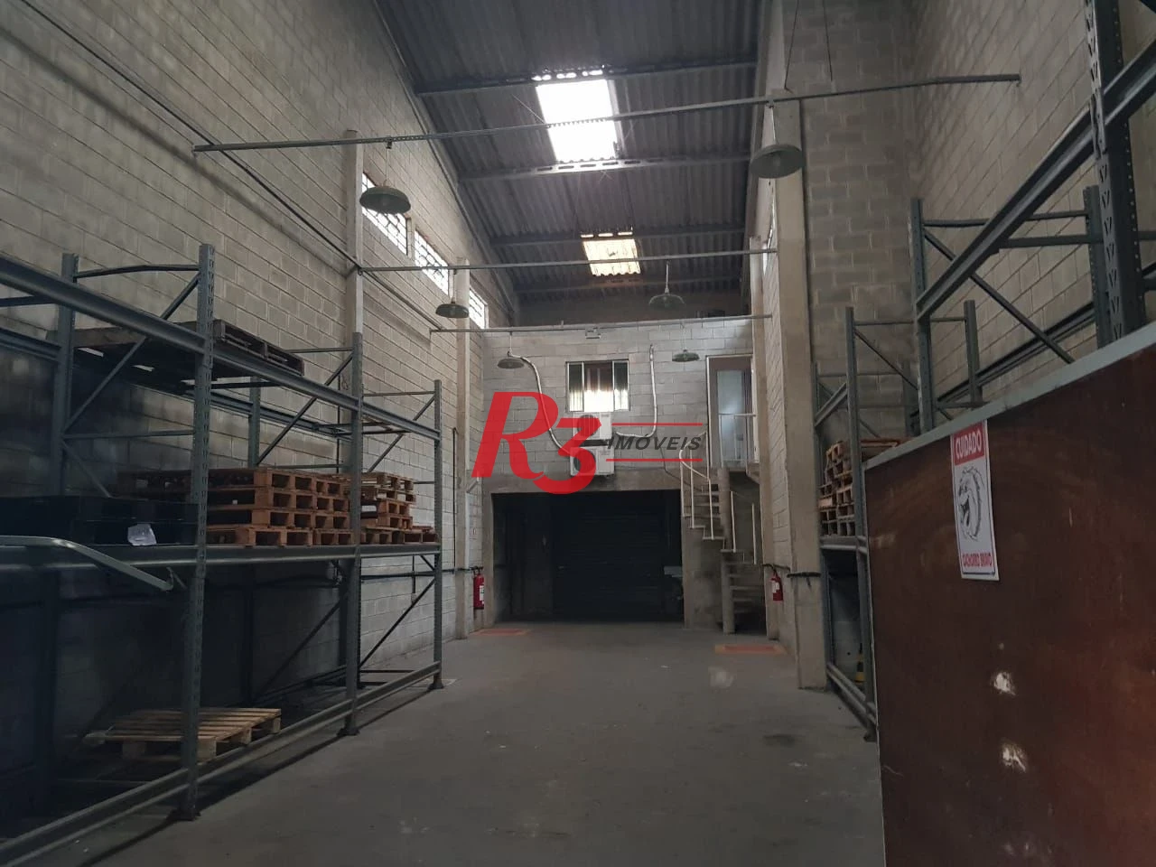 Oportunidade para locação ou compra, no Paque´ta, em Santos, com 240 m² de área útil, rota de saída do Centro, próximo ao cais, acesso pra caminhões!!