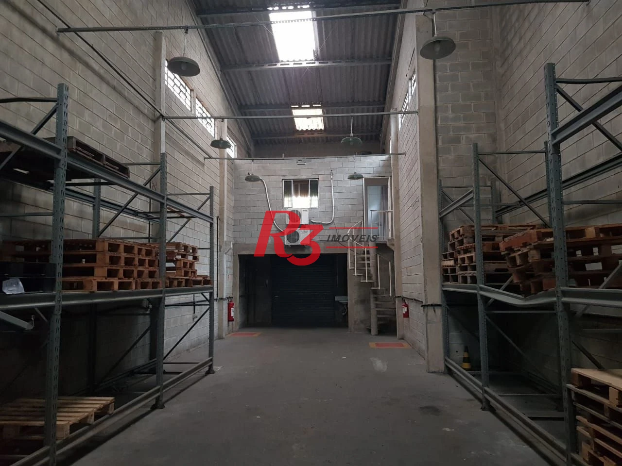 Oportunidade para locação ou compra, no Paque´ta, em Santos, com 240 m² de área útil, rota de saída do Centro, próximo ao cais, acesso pra caminhões!!