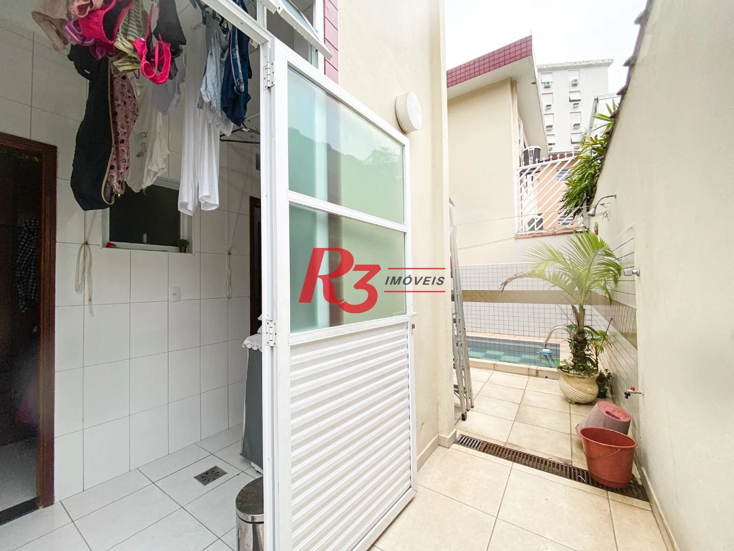 Sobrado com 3 dormitórios à venda, 130 m² por R$ 980.000 no José Menino - Santos/SP