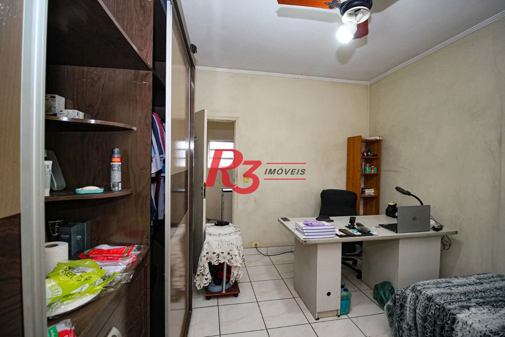 Prédio à venda na Areia Branca.