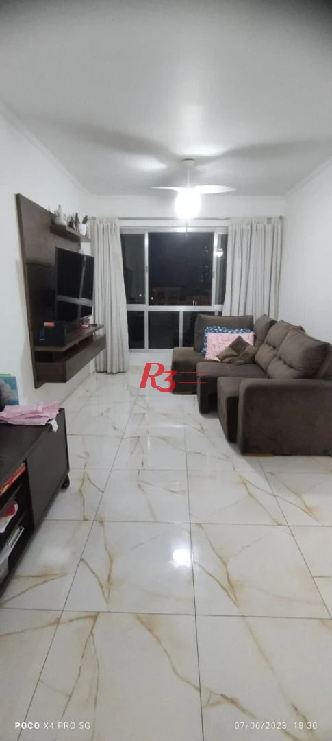 Apartamento 2 dormitórios, mais dependência completa a 2 guadras da praia.