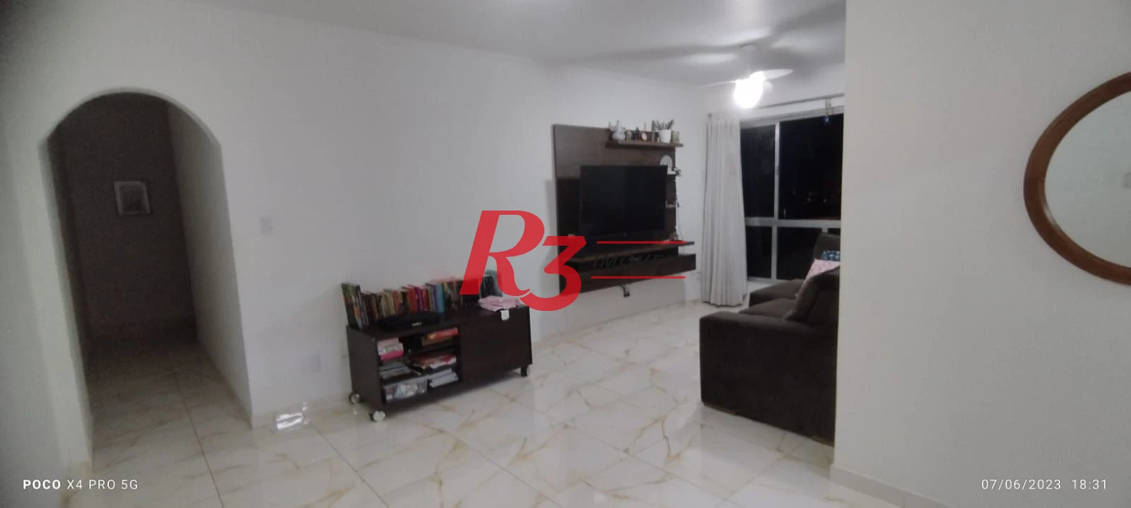 Apartamento 2 dormitórios, mais dependência completa a 2 guadras da praia.