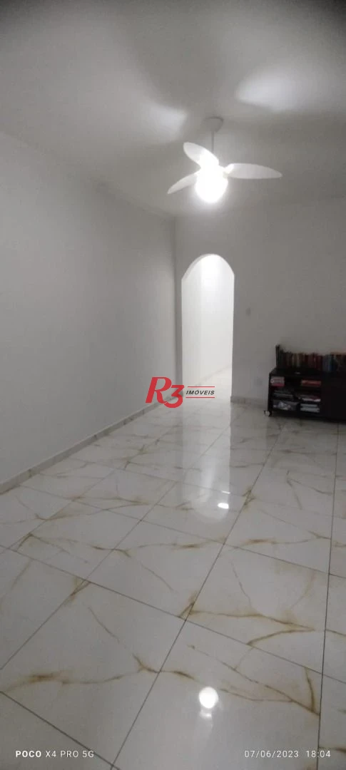Apartamento 2 dormitórios, mais dependência completa a 2 guadras da praia.