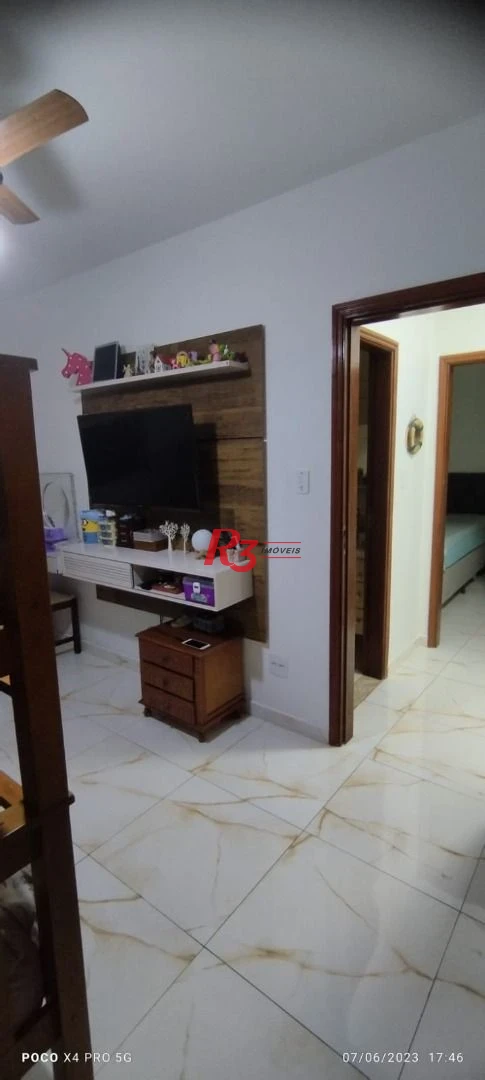 Apartamento 2 dormitórios, mais dependência completa a 2 guadras da praia.