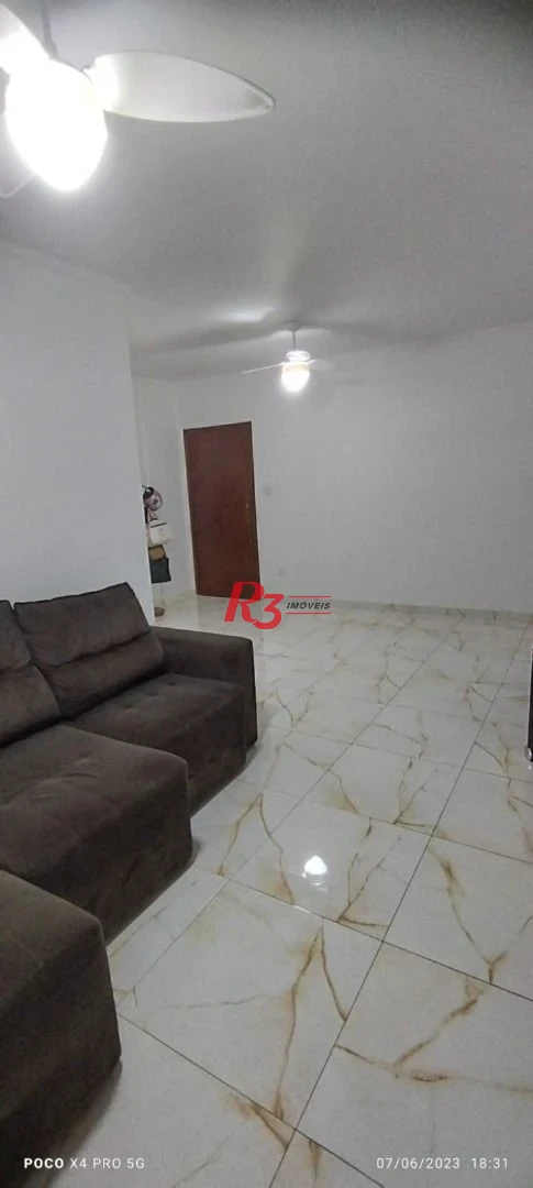Apartamento 2 dormitórios, mais dependência completa a 2 guadras da praia.