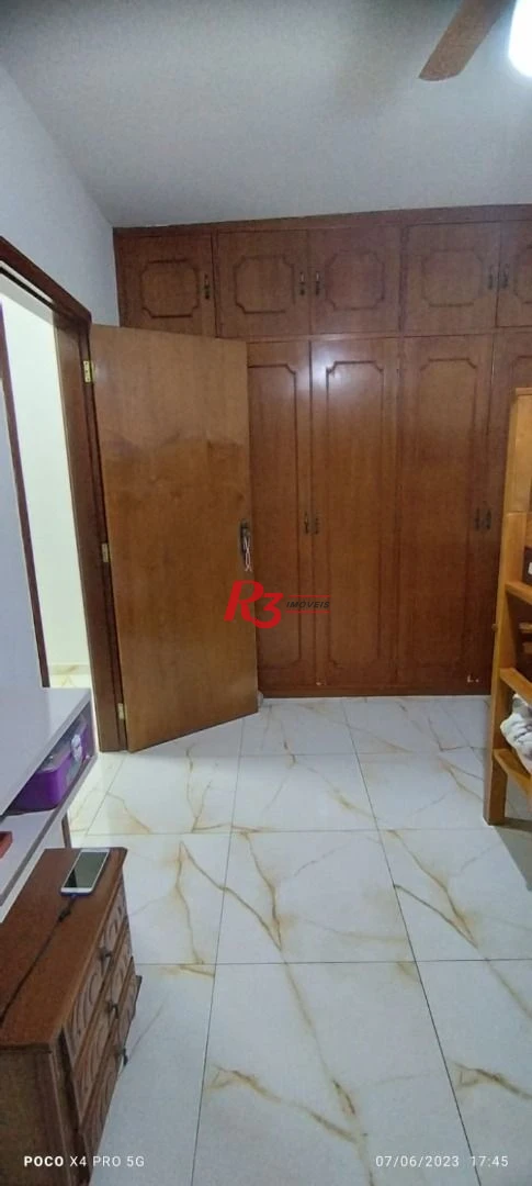 Apartamento 2 dormitórios, mais dependência completa a 2 guadras da praia.