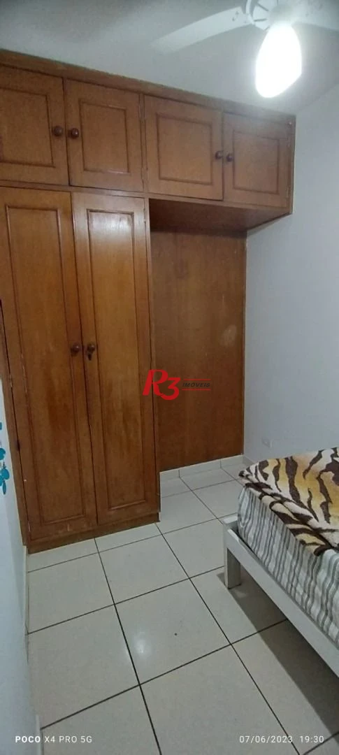 Apartamento 2 dormitórios, mais dependência completa a 2 guadras da praia.
