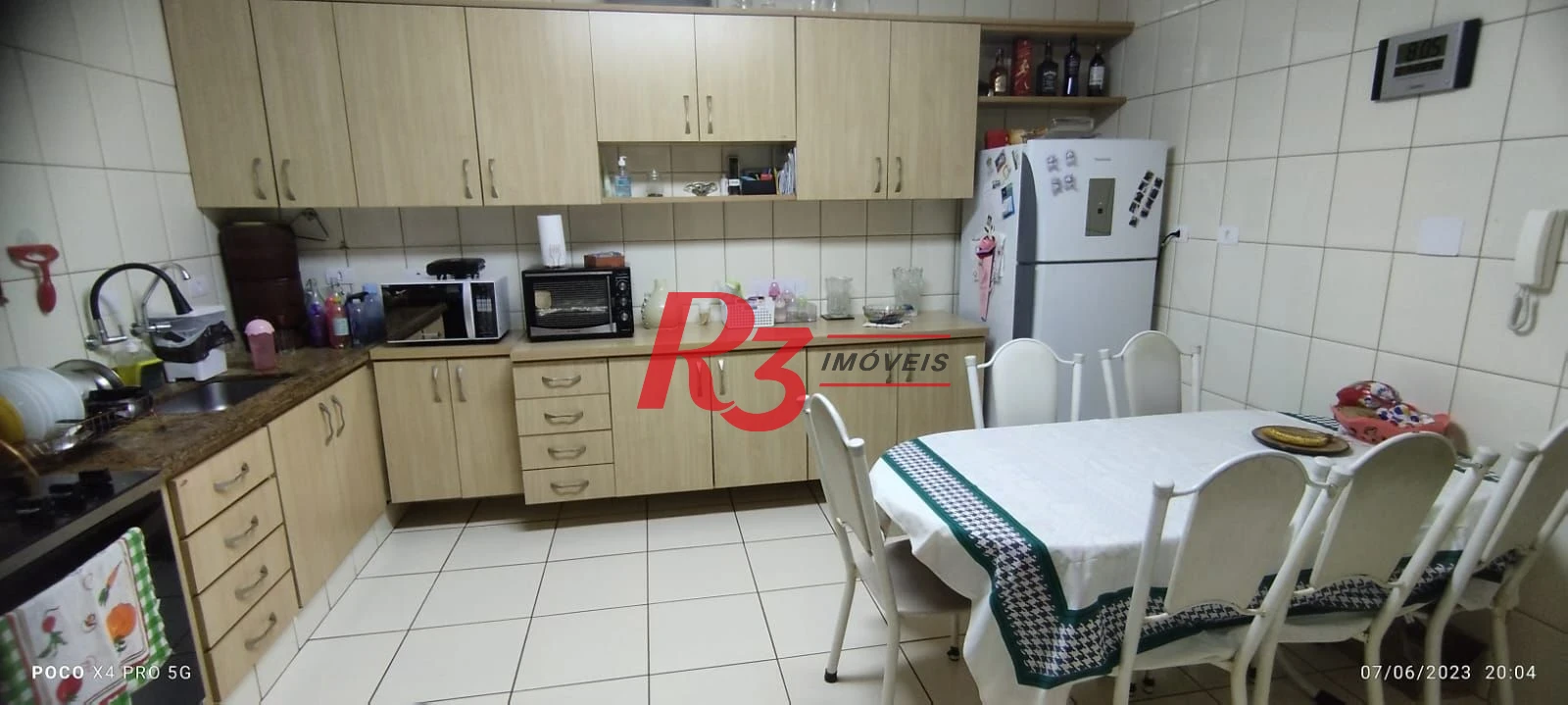 Apartamento 2 dormitórios, mais dependência completa a 2 guadras da praia.