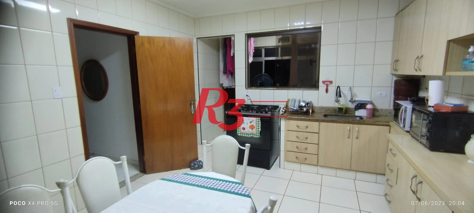 Apartamento 2 dormitórios, mais dependência completa a 2 guadras da praia.