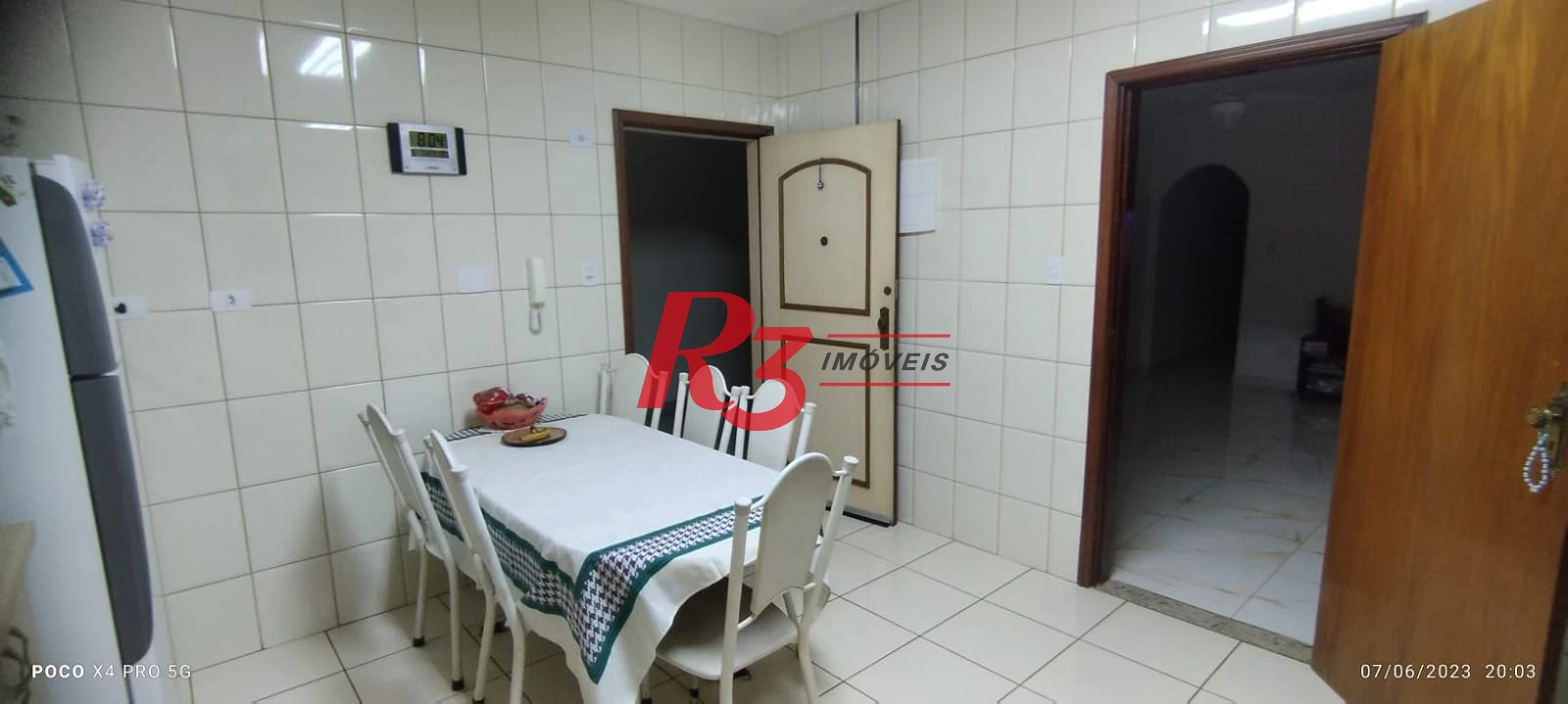 Apartamento 2 dormitórios, mais dependência completa a 2 guadras da praia.