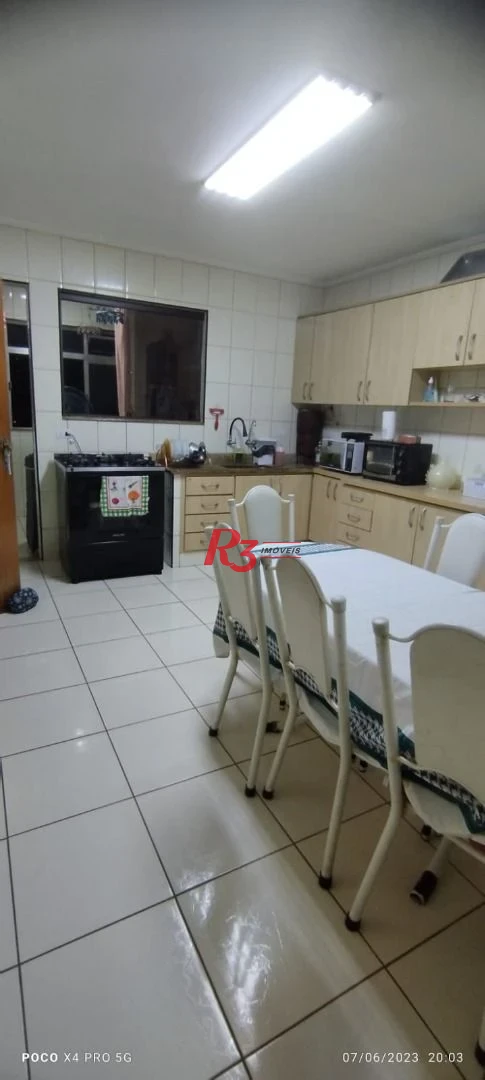 Apartamento 2 dormitórios, mais dependência completa a 2 guadras da praia.