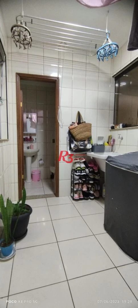 Apartamento 2 dormitórios, mais dependência completa a 2 guadras da praia.