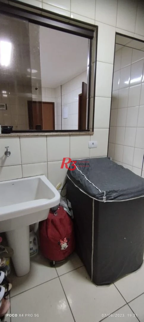 Apartamento 2 dormitórios, mais dependência completa a 2 guadras da praia.