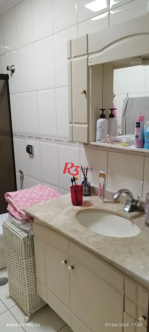 Apartamento 2 dormitórios, mais dependência completa a 2 guadras da praia.