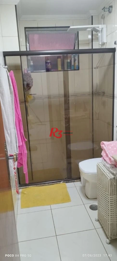 Apartamento 2 dormitórios, mais dependência completa a 2 guadras da praia.