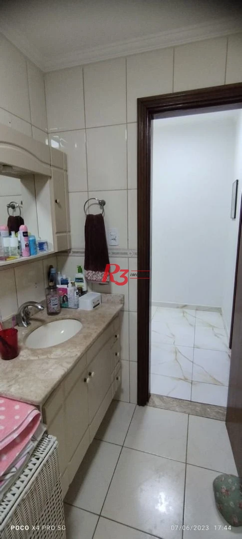 Apartamento 2 dormitórios, mais dependência completa a 2 guadras da praia.